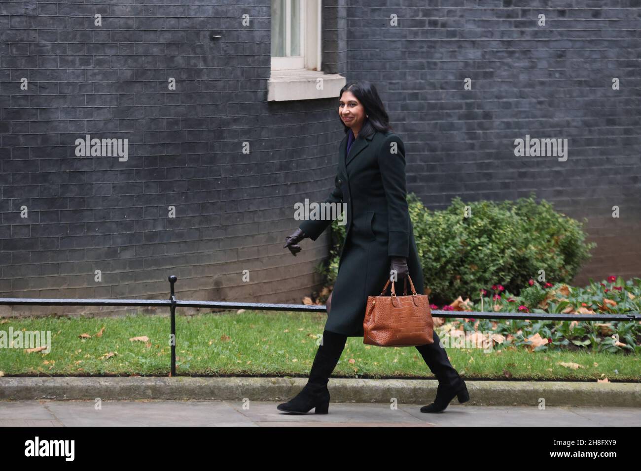 Die Generalanwältin Suella Braverman kommt vor der wöchentlichen Kabinettssitzung der Regierung in der Downing Street in London an. Bilddatum: Dienstag, 30. November 2021. Stockfoto