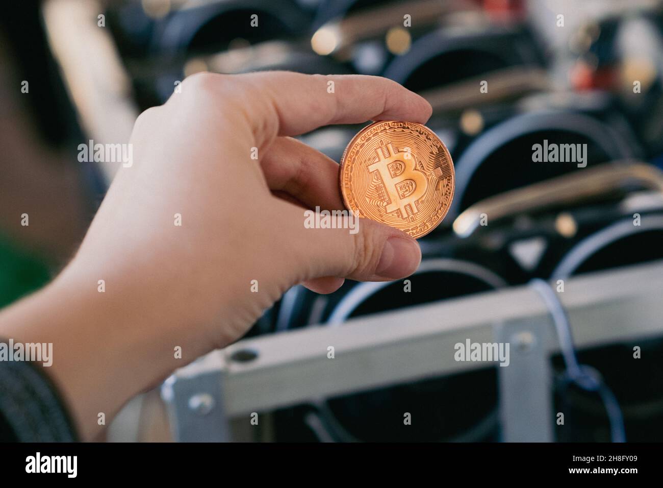 Bitcoin Bergbaufarm und Pandemie. Unser neues Leben. Hochwertige Fotos Stockfoto