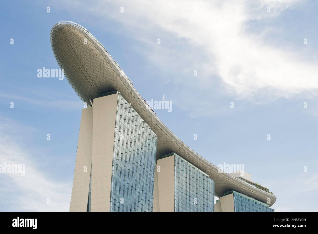 Der Blick von unten auf das auskragende Dach und den Infinity-Pool auf dem Marina Bay Sands Hotel in Singapur. Stockfoto