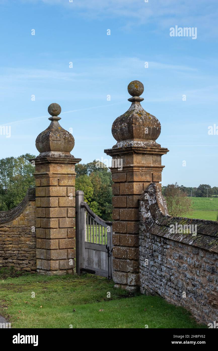 Alte Steintore im Dorf Ashby St Ledgers, Northamptonshire, Großbritannien Stockfoto