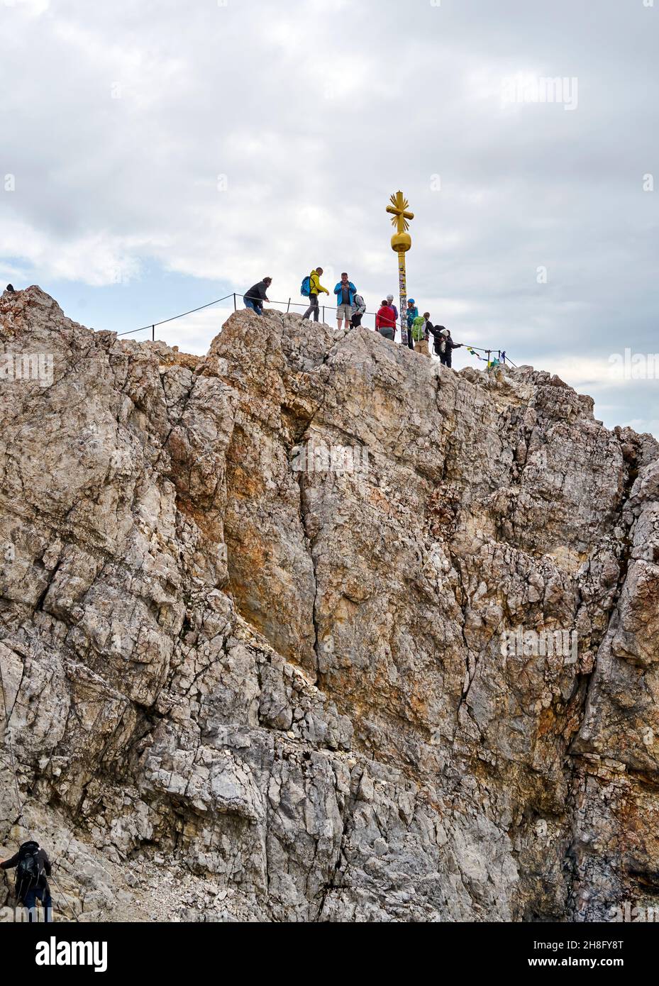 Garmisch-Partenkirchen, 5. August 2019: Unerfahrene Touristen und Freizeitkletterer erklimmen den Gipfel der Zugspitze, dem höchsten Berg Stockfoto