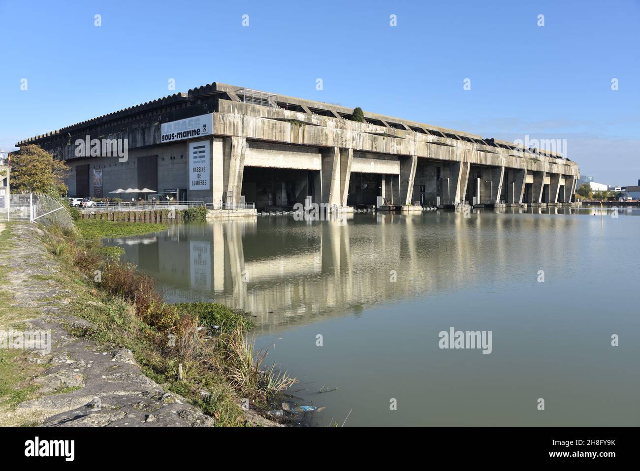 Bordeaux, Frankreich - 7. Nov, 2021: Blick auf den bombensicheren deutschen U-Boot-Stützpunkt und -Stift aus dem Jahr 2 im bacalanischen Hafenviertel Bordeaux Stockfoto