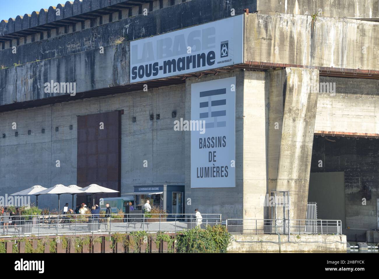 Bordeaux, Frankreich - 7. Nov, 2021: Blick auf den bombensicheren deutschen U-Boot-Stützpunkt und -Stift aus dem Jahr 2 im bacalanischen Hafenviertel Bordeaux Stockfoto