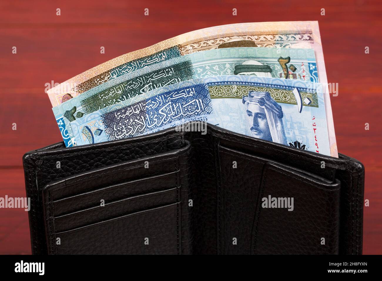 Jordanisches Geld - Dinar in der schwarzen Brieftasche Stockfoto