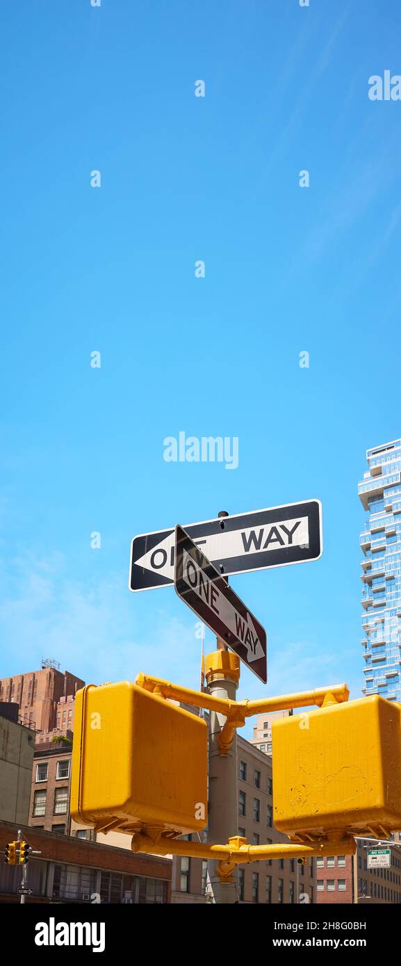 Einbahnstraßen-Schilder gegen den blauen Himmel, New York City, USA. Stockfoto