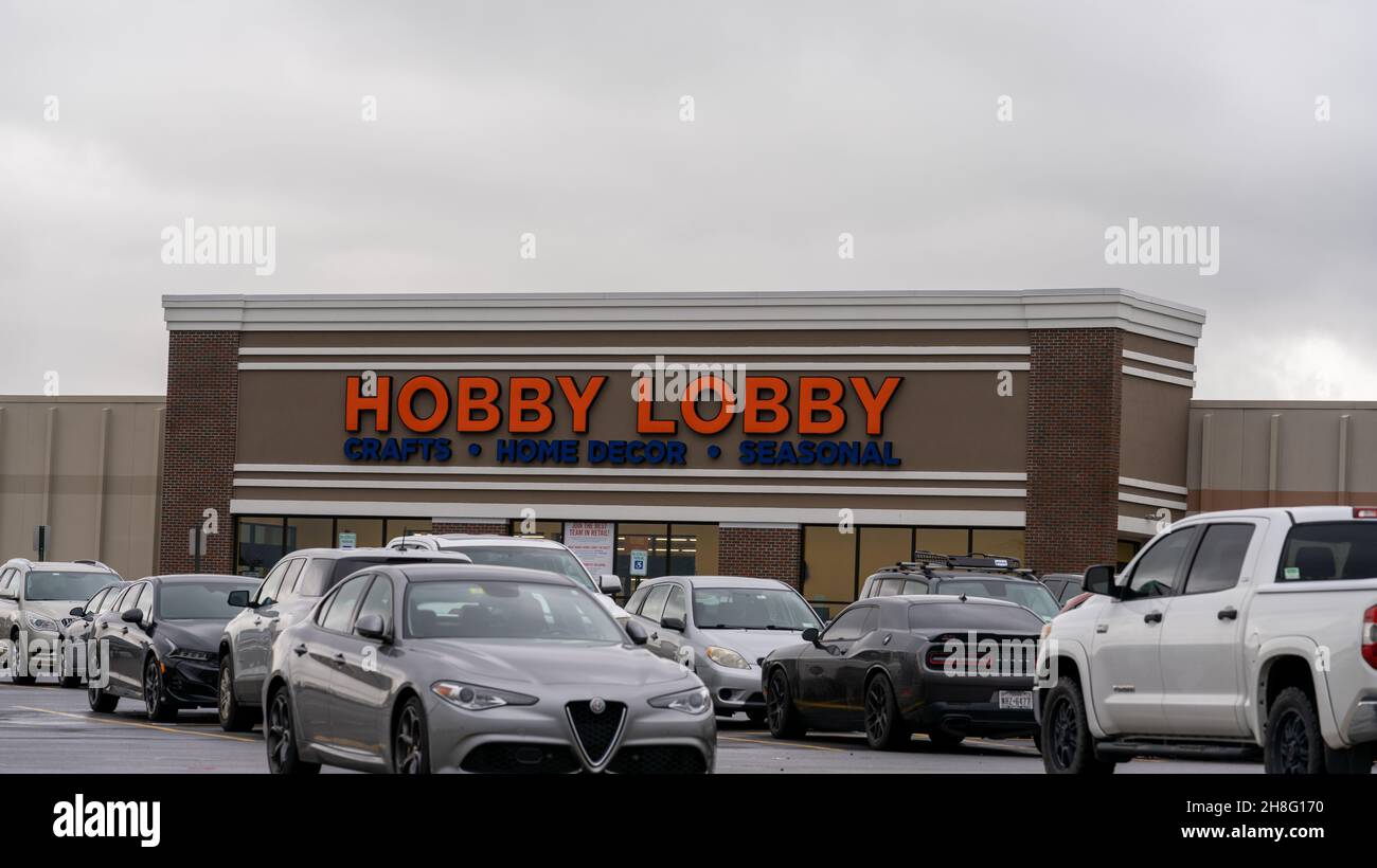 FORT DRUM, USA - 31. Oktober 2021: Eine Nahaufnahme von Autos, die vor der Hobby Lobby in der Salmon Run Mall in Watertown, NY, geparkt sind. Stockfoto