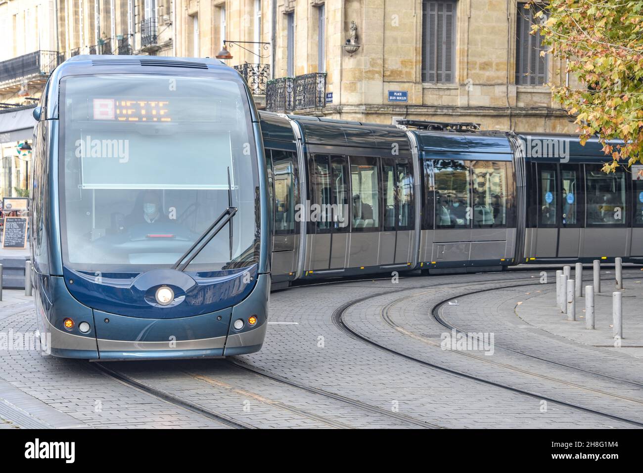 Bordeaux, Frankreich - 7 Nov, 2021: Straßenbahnsystem der öffentlichen Verkehrsmittel im Stadtzentrum von Bordeaux, Frankreich, Europa Stockfoto