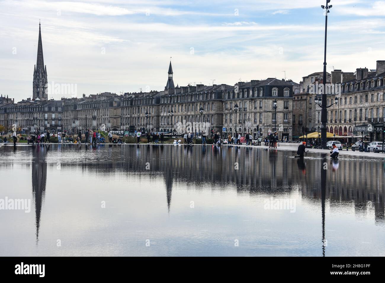 Bordeaux, Frankreich - 7 Nov, 2021: Water Mirror und Place de la Bourse in Bordeaux, Frankreich Stockfoto