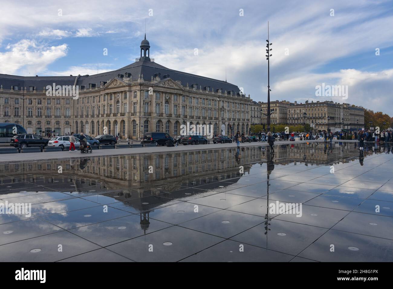 Bordeaux, Frankreich - 7 Nov, 2021: Water Mirror und Place de la Bourse in Bordeaux, Frankreich Stockfoto