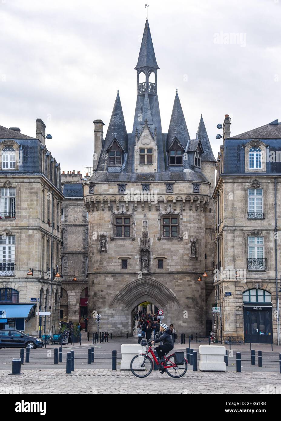 Bordeaux, Frankreich - 8 Nov, 2021: Porte Cailhau mittelalterliches Tor zwischen alten Stadtwohngebäuden Stockfoto