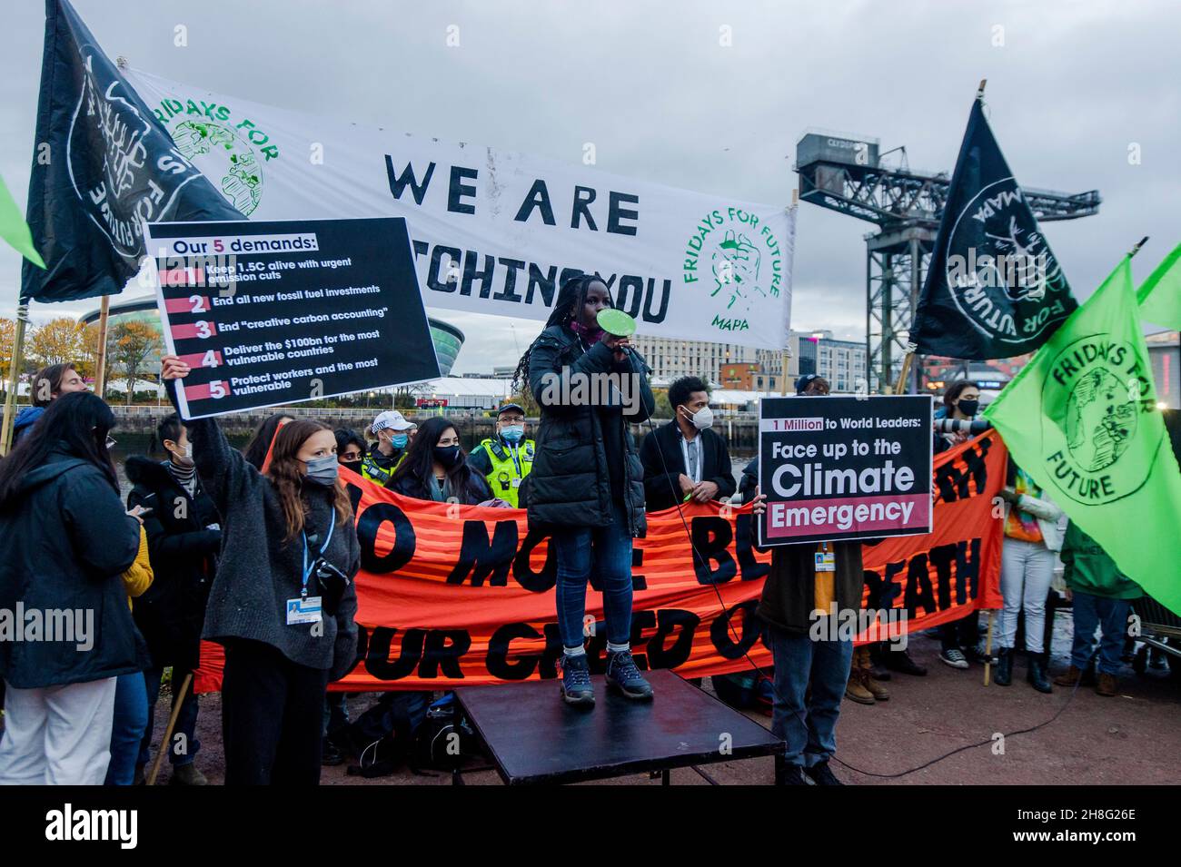 Greta Thunberg steht mit Aktivisten auf der Clyde-Seite zusammen, die sich in der Nähe des Standorts von Cop26 in Glasgow versammeln. Kredit: Euan Cherry Stockfoto