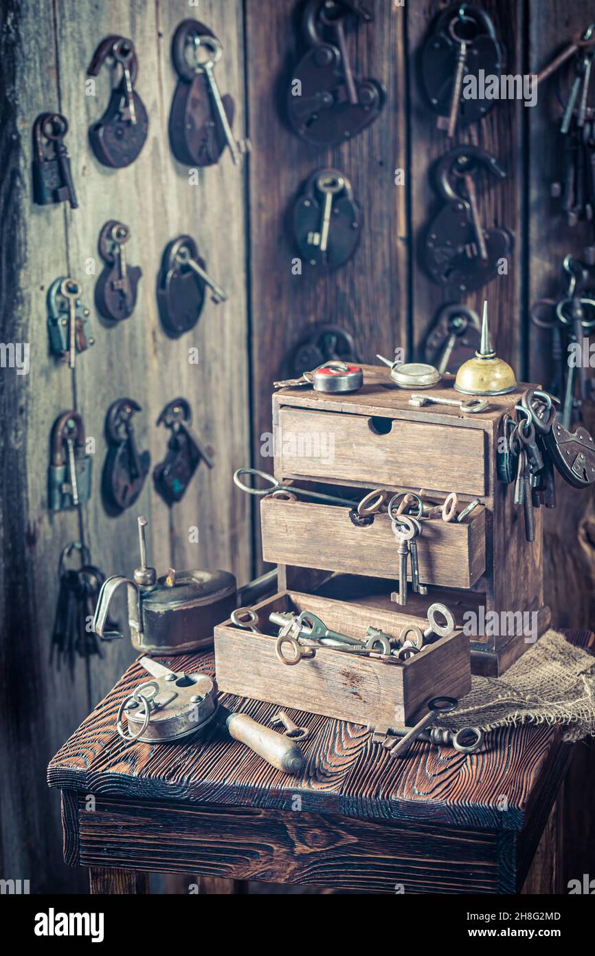 Schlosserwerkstatt mit Schlüsseln und Schlössern. Vergessener Schlosserarbeitsplatz. Vergessene Handwerksberufe. Stockfoto