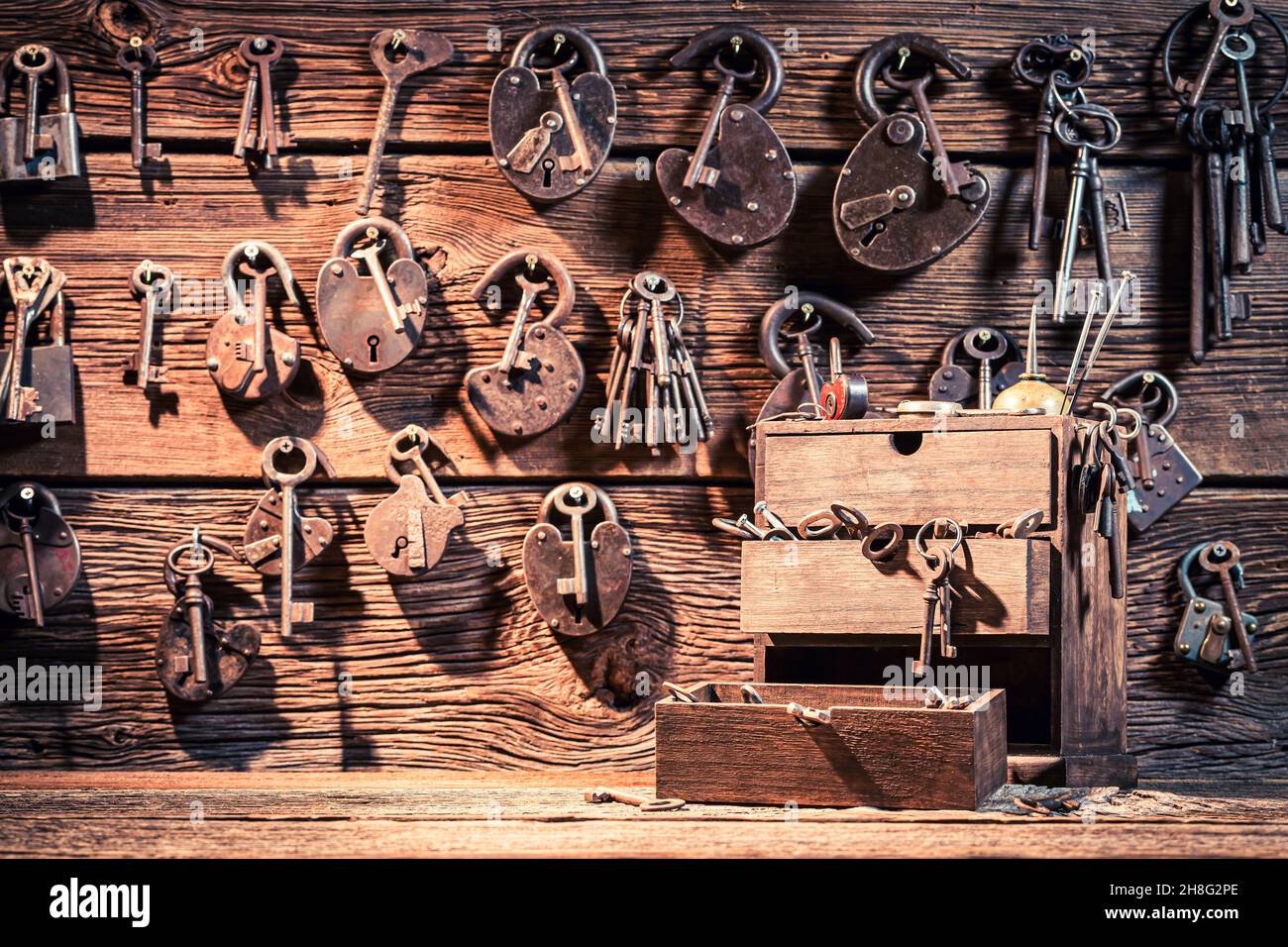 Schlosserwerkstatt mit Schlössern und Werkzeugen. Vergessener Schlosserarbeitsplatz. Vergessene Handwerksberufe. Stockfoto