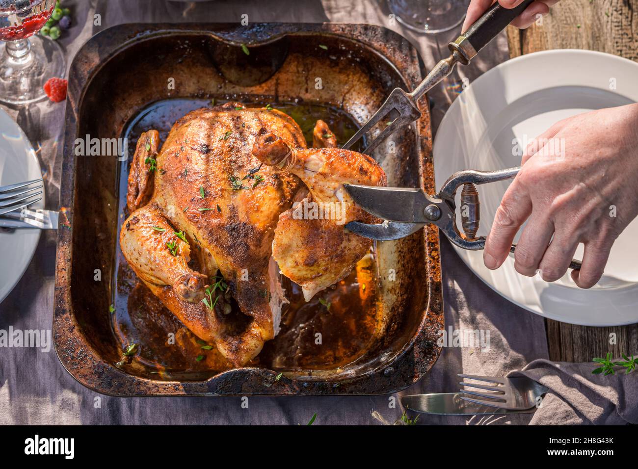 Hausgemachtes Abendessen mit Huhn auf dem Land serviert. Huhn zum Abendessen. Hausgemachtes Abendessen auf dem Land. Stockfoto