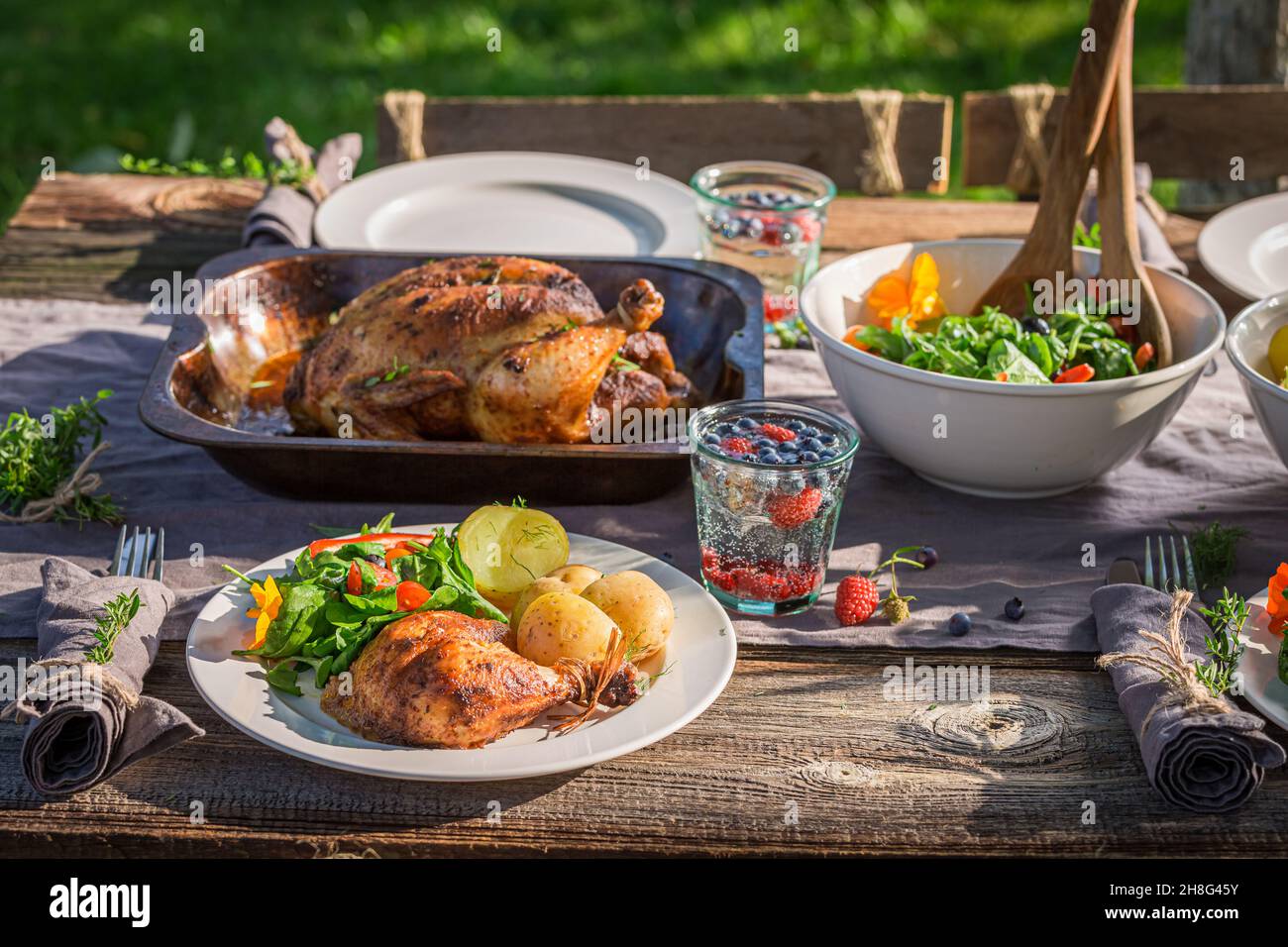 Hausgemachtes Abendessen mit Salat auf dem Land serviert. Huhn zum Abendessen. Hausgemachtes Abendessen auf dem Land. Stockfoto