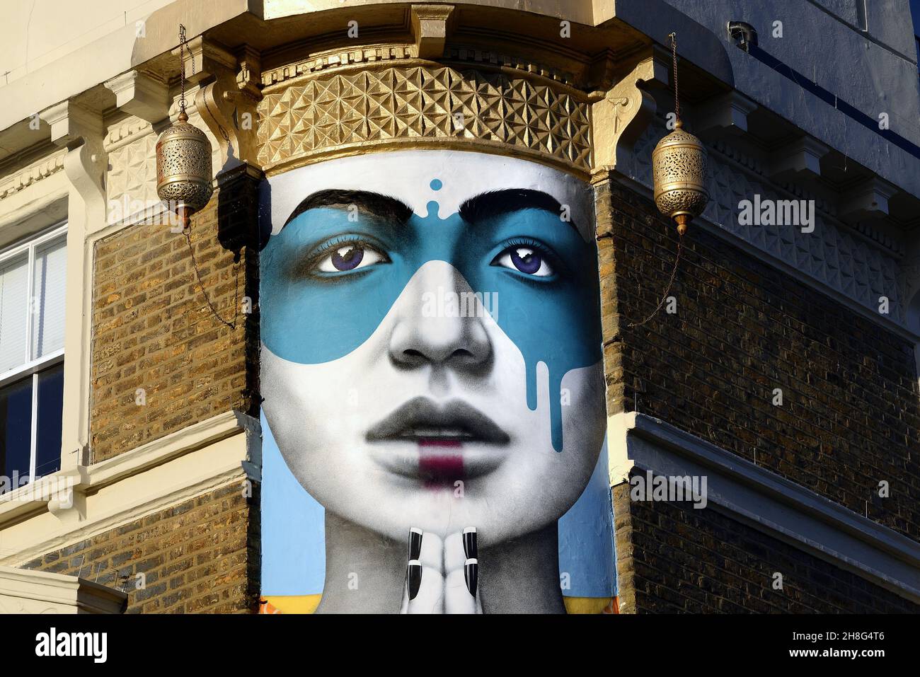 London, England, Großbritannien. Portobello Road: Ukai Bar/Restaurant an der Ecke Lancaster Road. Dekoration an der Fassade Stockfoto