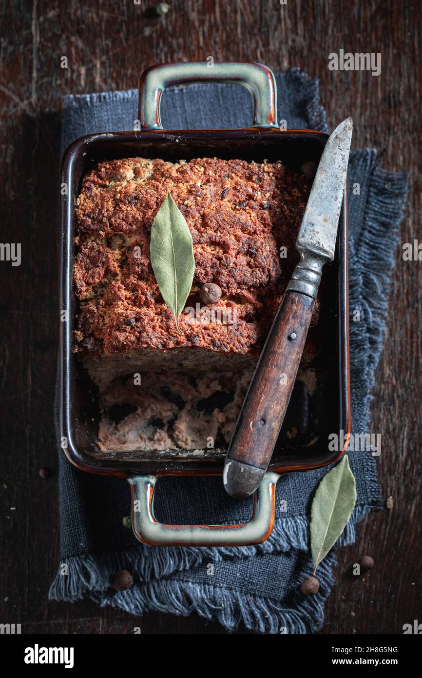 Pastete aus Kaninchen, Piment und Lorbeerblatt. Hausgemachte Pastete aus Wild. Stockfoto