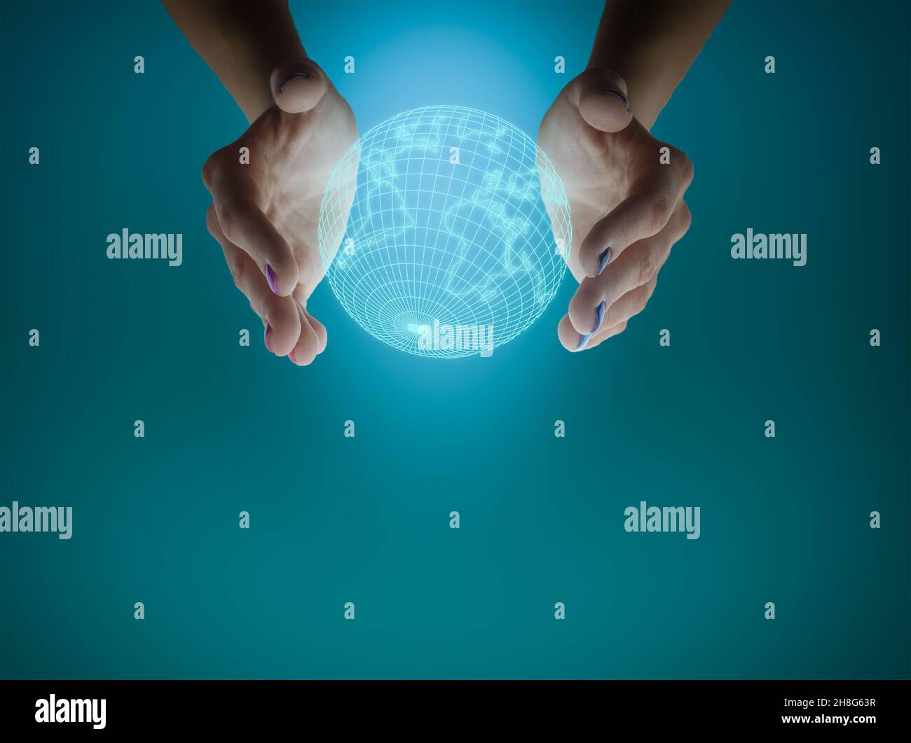 Die Hände der Frau halten den Erdball auf einem blauen Hintergrund. Globales Geschäftskonzept. Stockfoto