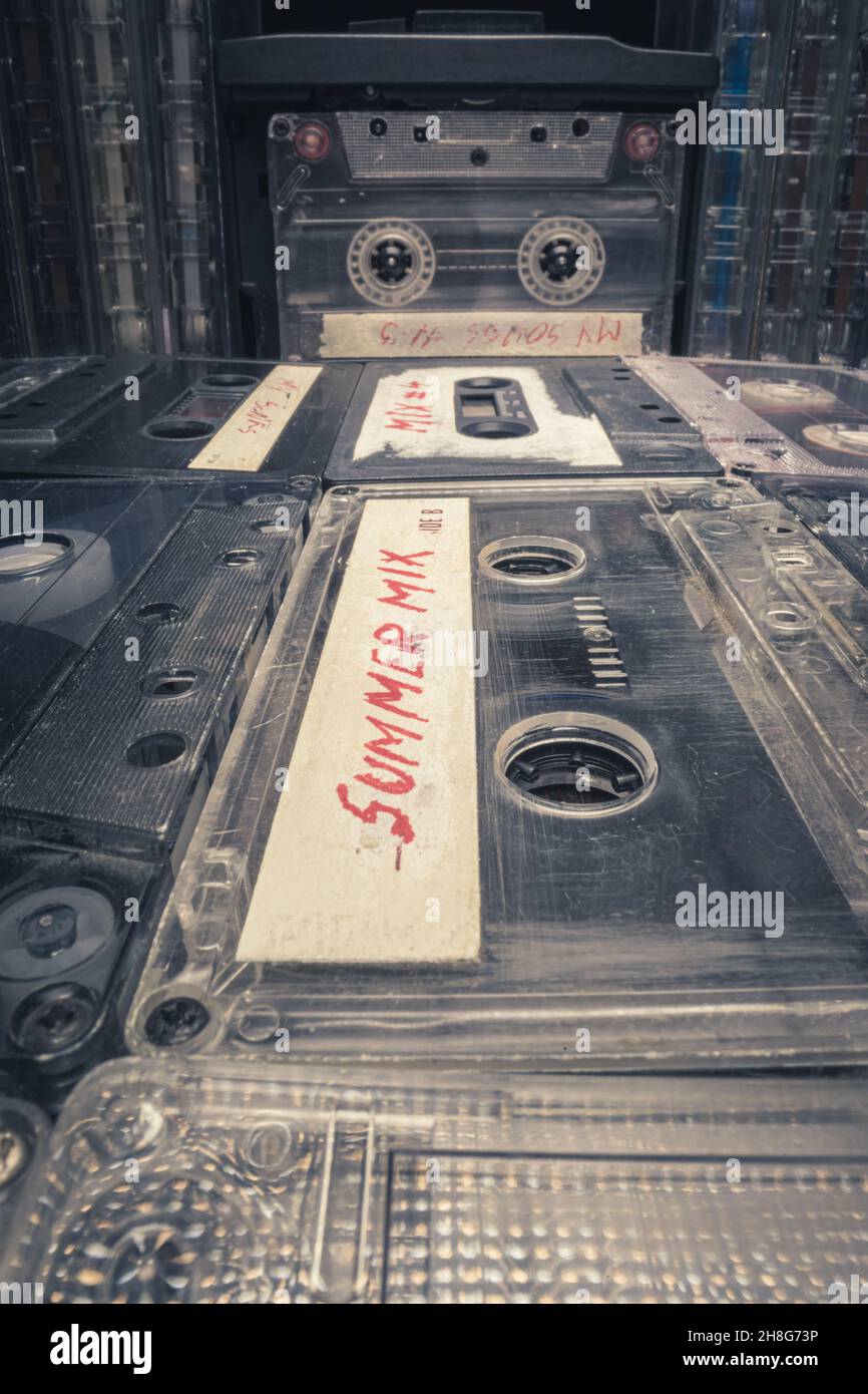 Kassettenband. Alte Audiokassette im alten Player drehen. Stockfoto