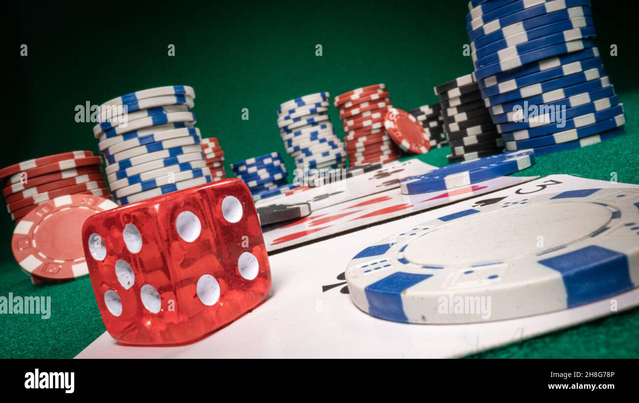 Poker Spieltisch mit Karten und Chips. Texas Holdem. Texas Holdem ein Poker-Spiel. Stockfoto
