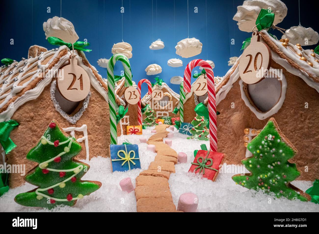 Schönes Weihnachts Lebkuchendorf mit Baiser Wolken und Leckereien. Lebkuchendorf zu Weihnachten. Stockfoto