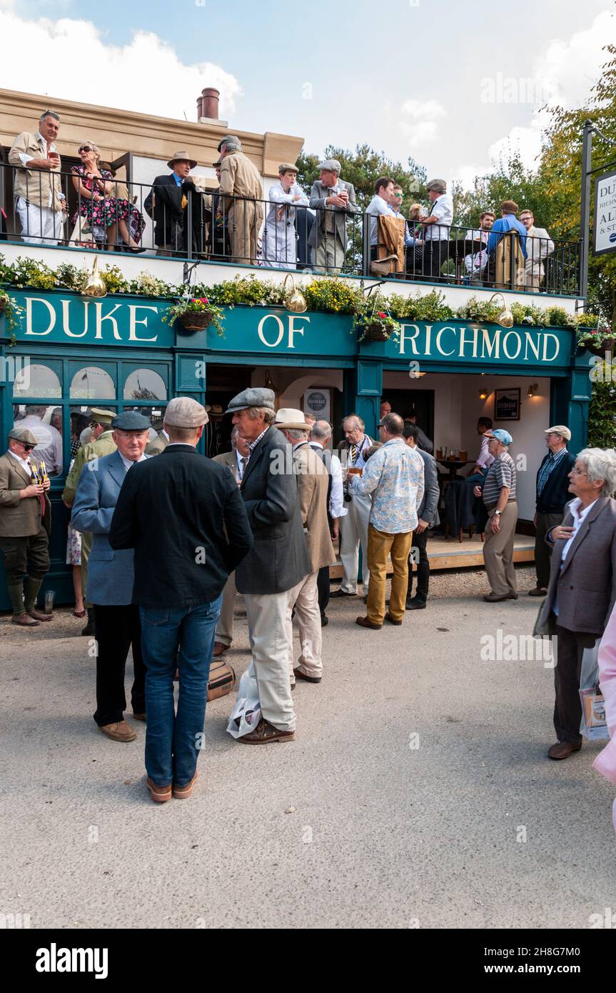 Nachbildung eines Duke of Richmond Pubs beim Goodwood Revival Vintage Event 2014. Besucher trinken Stockfoto