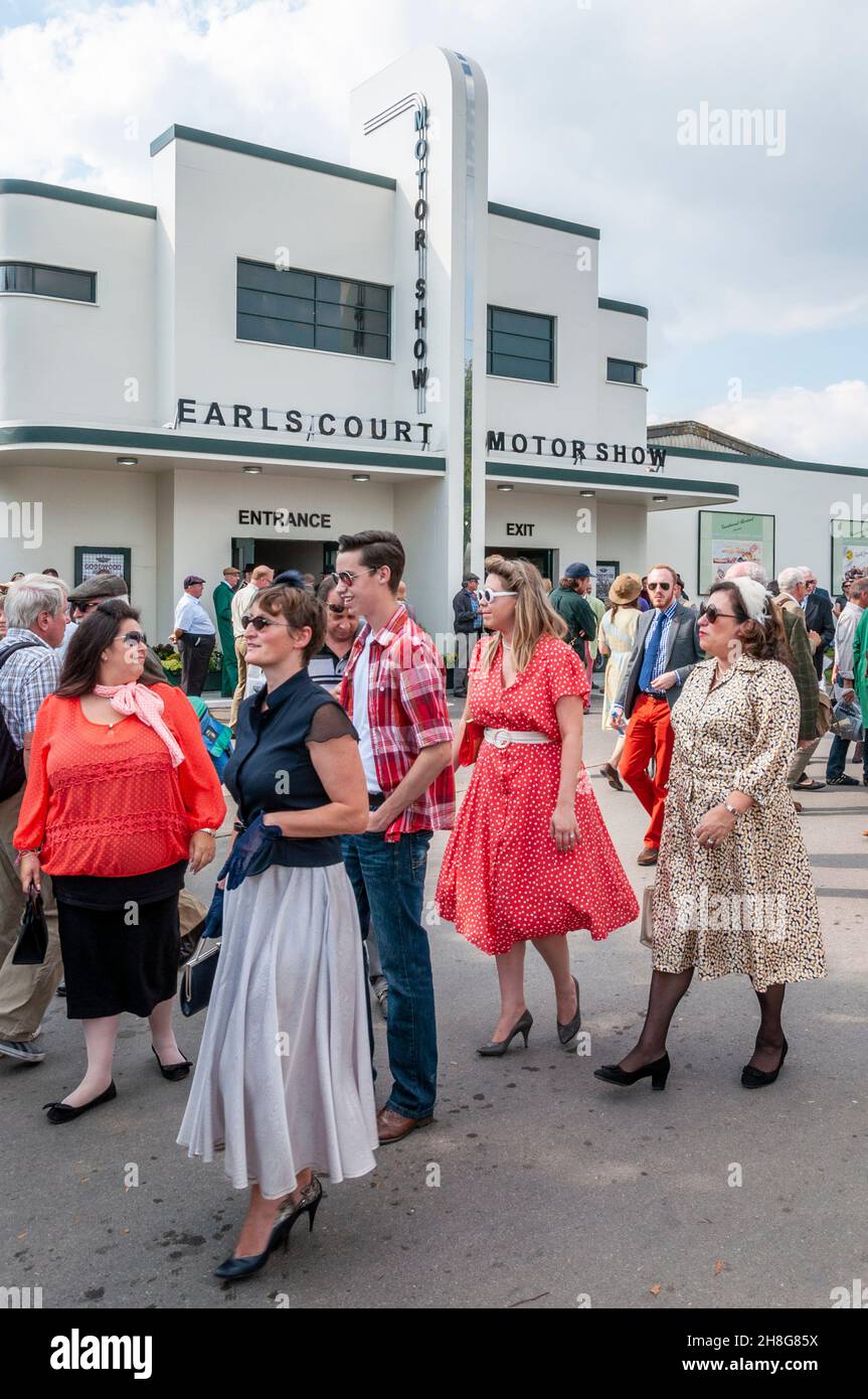 Wiedererstellung der Earls Court Motor Show beim Goodwood Revival 2014. Vintage-Event, das Design und Kleidung der Epoche neu gestaltet. Besucher in historischer Kleidung Stockfoto