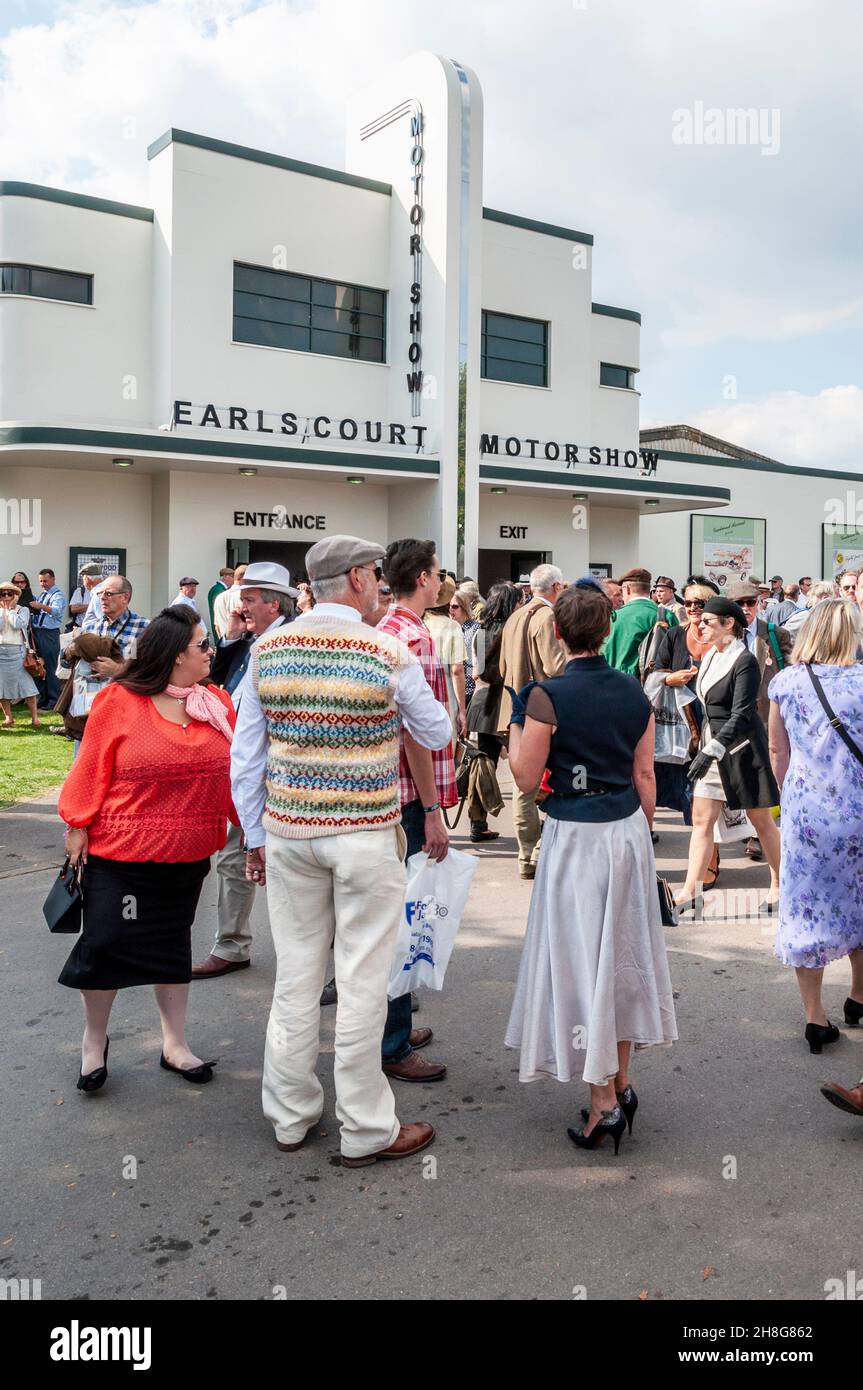 Wiedererstellung der Earls Court Motor Show beim Goodwood Revival 2014. Vintage-Event, das Design und Kleidung der Epoche neu gestaltet. Besucher in historischer Kleidung Stockfoto