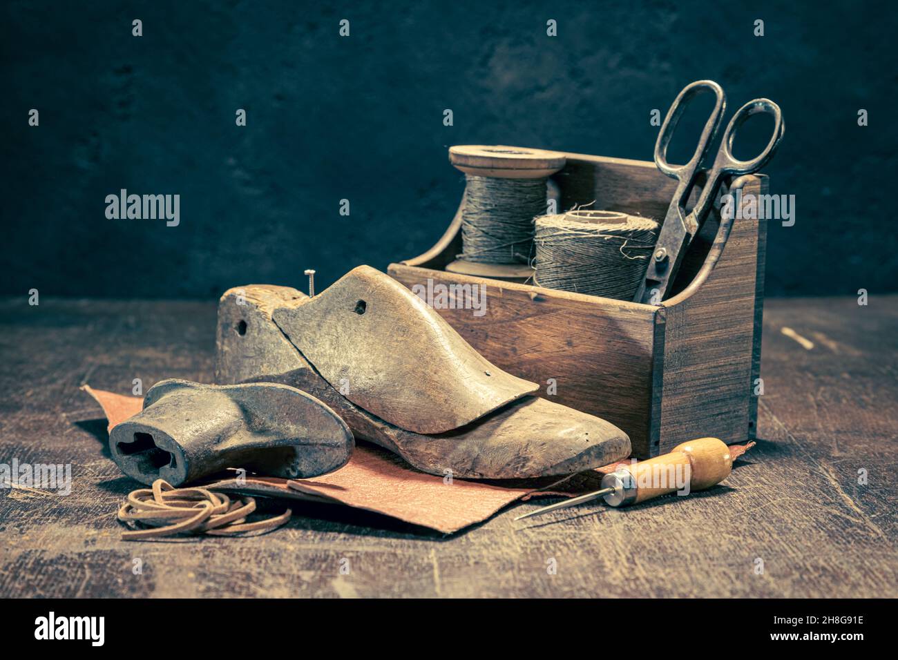 Vintage Schuhmacher-Werkstatt mit Werkzeug, Riemen, Leder und Regeln. Werkstatt für Vintage-Schuhmacher Stockfoto