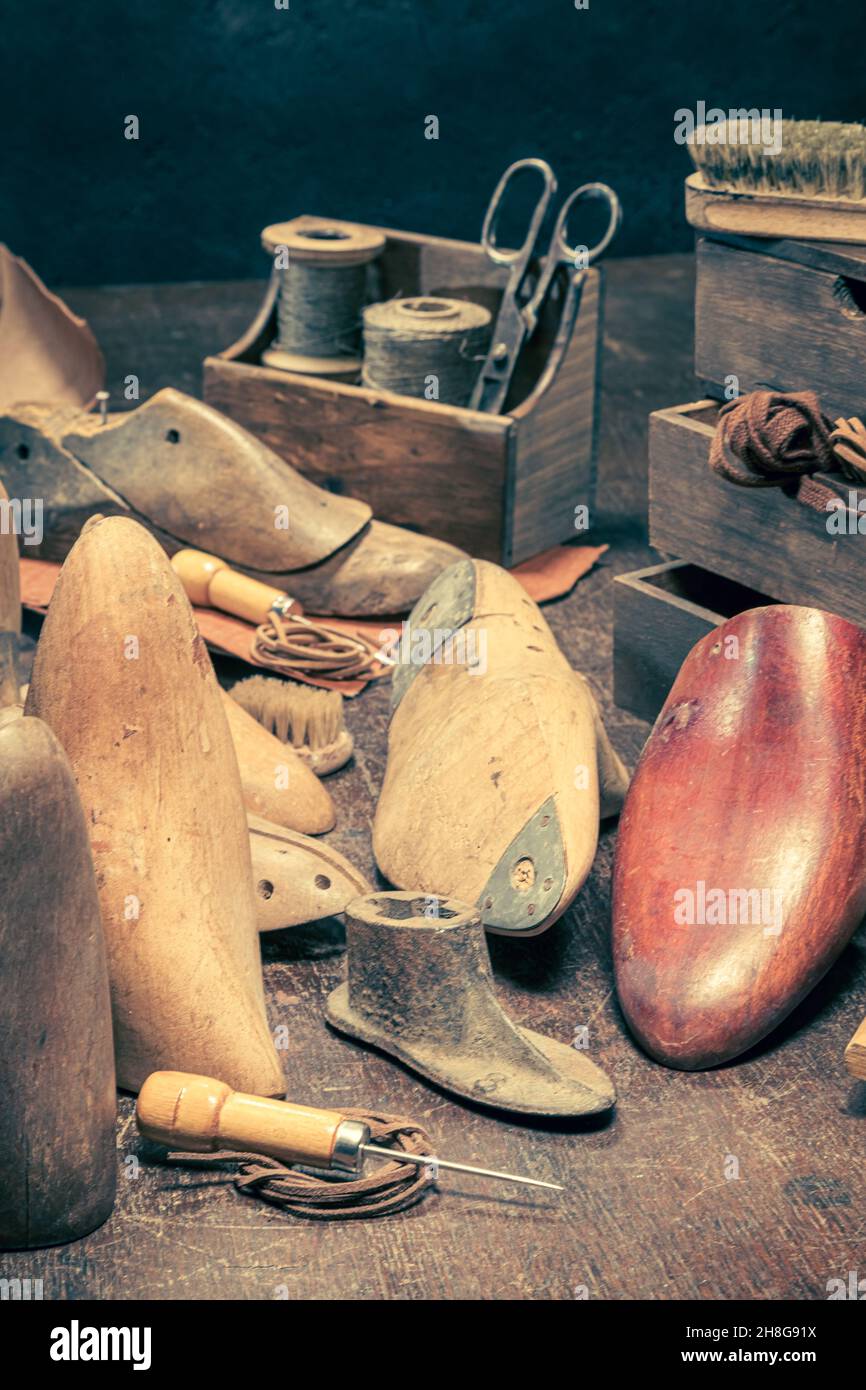 Vintage Schuhmacher-Werkstatt mit Werkzeugen, Regeln, Leder und Riemen. Werkstatt für Vintage-Schuhmacher Stockfoto