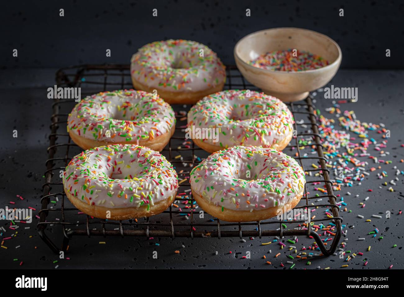 Frische und beliebte weiße Donuts als beliebter Snack Donuts ist das beliebteste Dessert zum Mitnehmen. Stockfoto