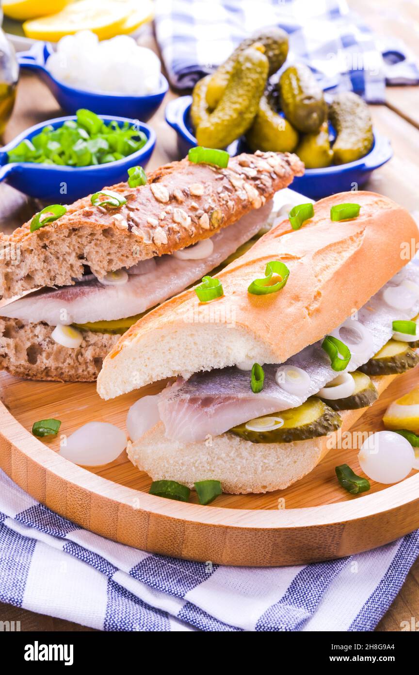 Niederländischer Hering. Toast mit holländischem Hering, Zwiebeln, Gurken. Traditionelle rustikale Vorspeise mit Meeresfrüchten. Beliebte Küche in den niederlanden. Stockfoto