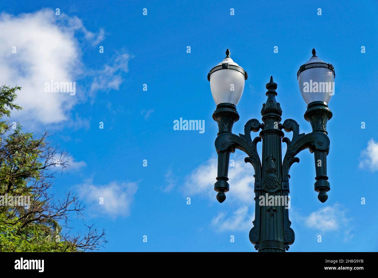 Antike Straßenlaterne vor blauem Himmel, Belo Horizonte, Brasilien Stockfoto