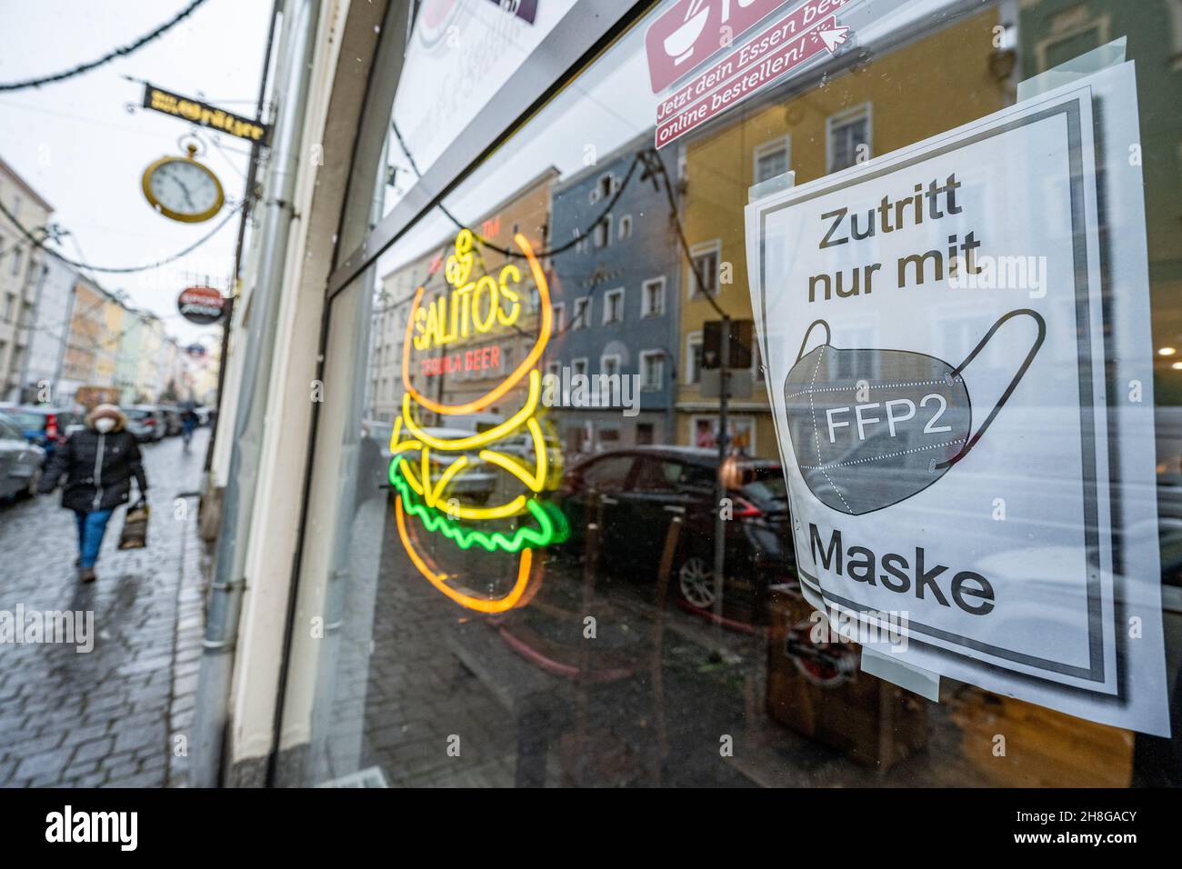 Vilshofen, Deutschland. 30th. November 2021. „Zugang nur mit FFP2 Maske“ steht auf einem Schild in einem Restaurant. Die Zahl der neuen Corona-Infektionen pro 100.000 Einwohner im Landkreis Passau liegt derzeit bei über 1000. Quelle: Armin Weigel/dpa/Alamy Live News Stockfoto