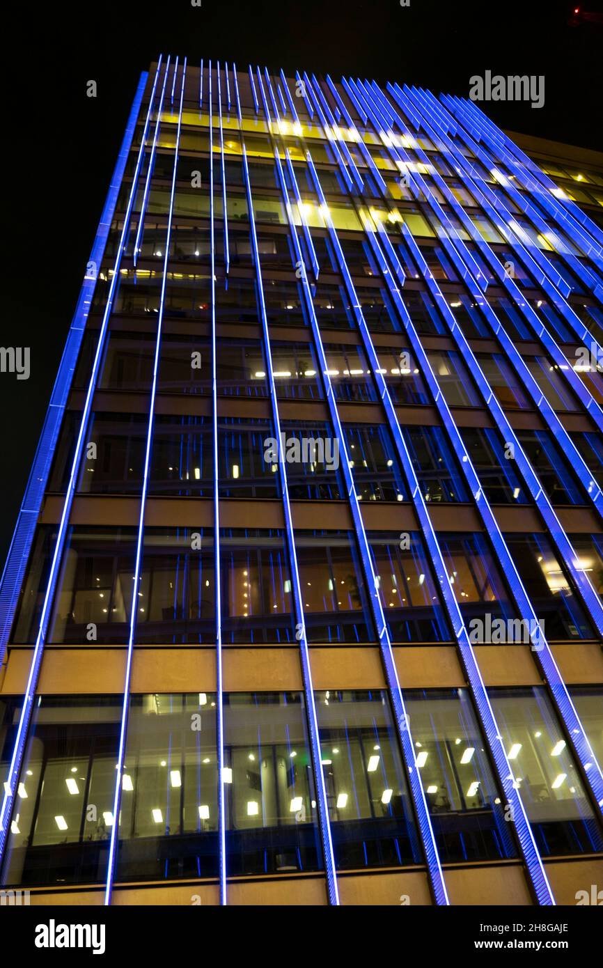 Außen farbenfrohe Beleuchtung Moor Place Bürogebäude Fassade beleuchtet nachts 1 Fore Street in Moorgate City of London UK KATHY DEWITT Stockfoto