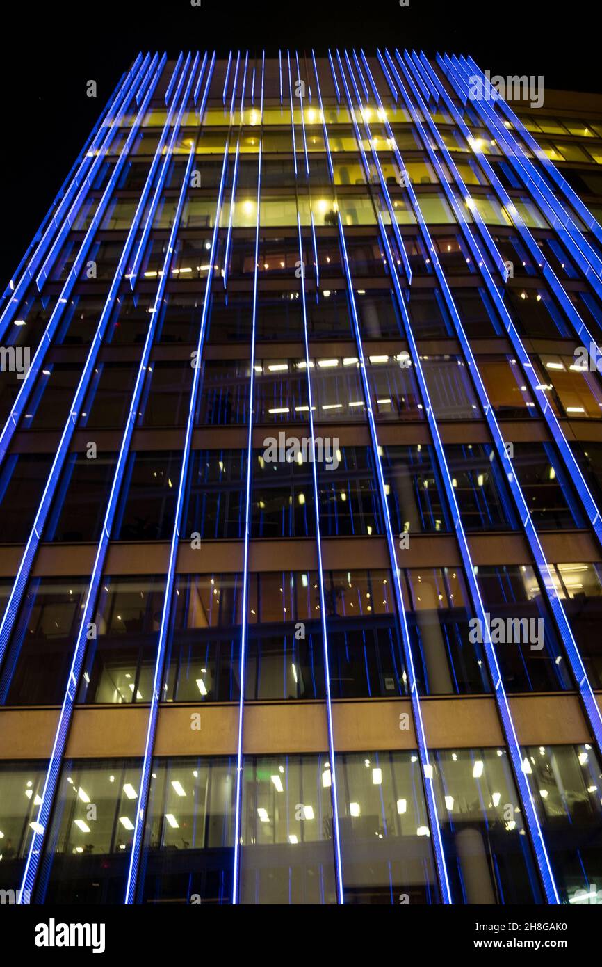 Außen farbenfrohe Beleuchtung Moor Place Bürogebäude Außenbeleuchtung nachts beleuchtet Fore Street in Moorgate City of London UK KATHY DEWITT Stockfoto