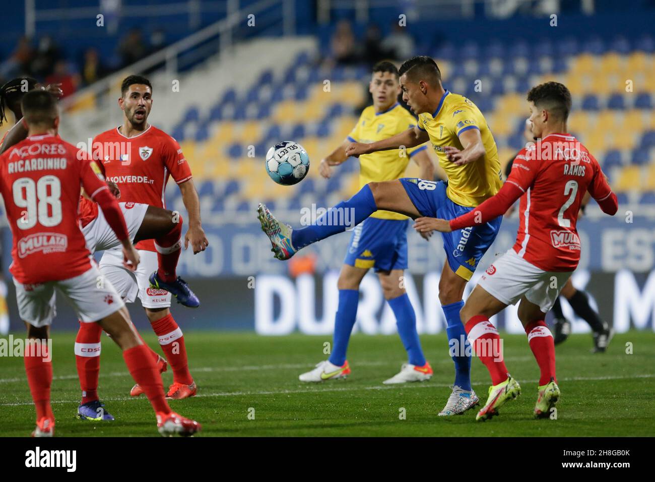 Estoril, Portugal. 29th. November 2021. Leonardo Ruiz vor Estoril de Praia kämpft während des portugiesischen Fußballspiels der Primeira Liga zwischen Estoril Praia und Santa Clara im Stadion António Coimbra da Mota in Estoril, Portugal, um den Ball. Valter Gouveia/SPP Credit: SPP Sport Press Photo. /Alamy Live News Stockfoto