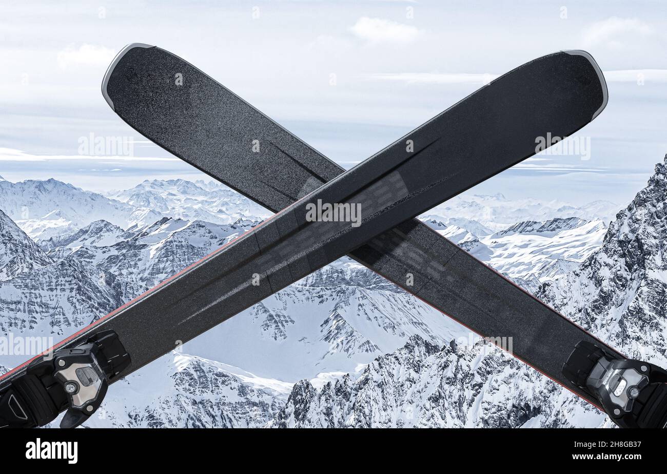 Paar Crossskis. Schließung des Skigebiets oder der Skisaison. Schwarze Alpinskier werden gekreuzt. Schneeberge im Hintergrund. Nähe von Skigebieten, Ende des Meeres Stockfoto