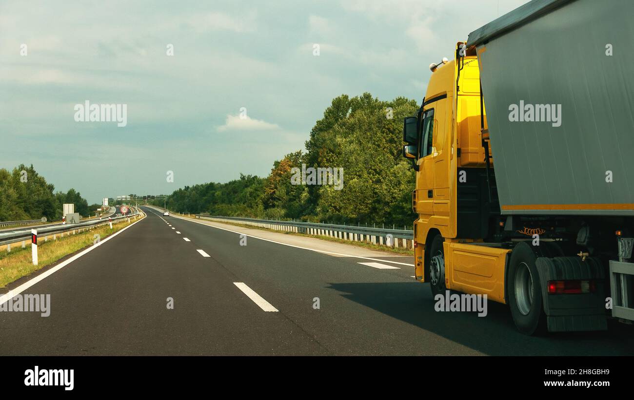 Gütertransport LKW auf der Straße am Sommernachmittag Stockfoto