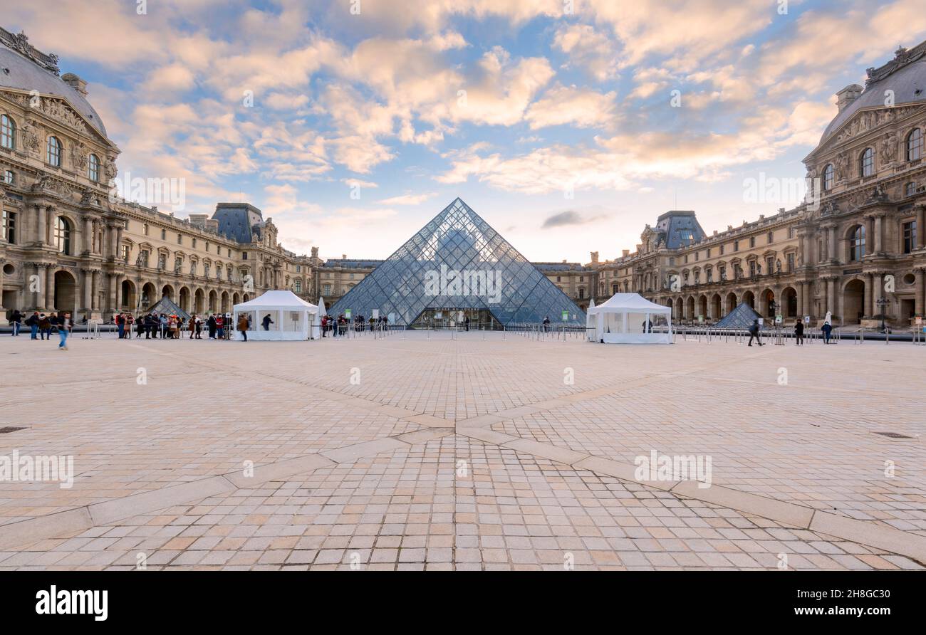 PARIS, FRANKREICH - 29. november 2021: Die Fassade des Louvre-Museums am 20. September 2012 in Paris. Der Louvre ist eines der größten Museen der Welt und wird empfangen Stockfoto