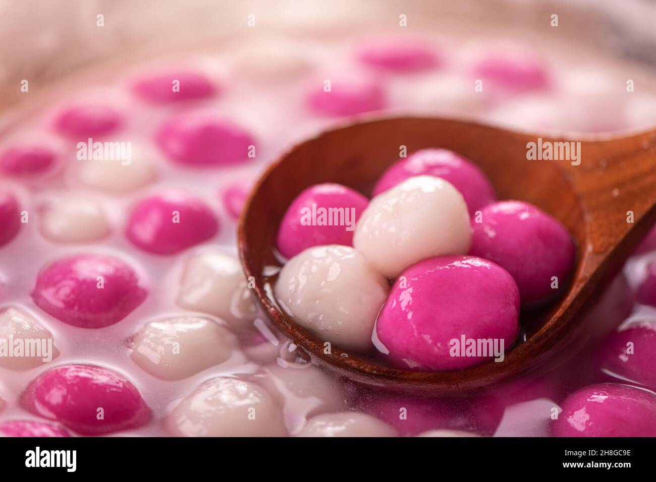 Kochen und Kochen traditionelle köstliche tangyuan, tang Yuan, Reisknödel Kugeln für die Wintersonnenwende und Yuanxiao Festival Essen. Stockfoto