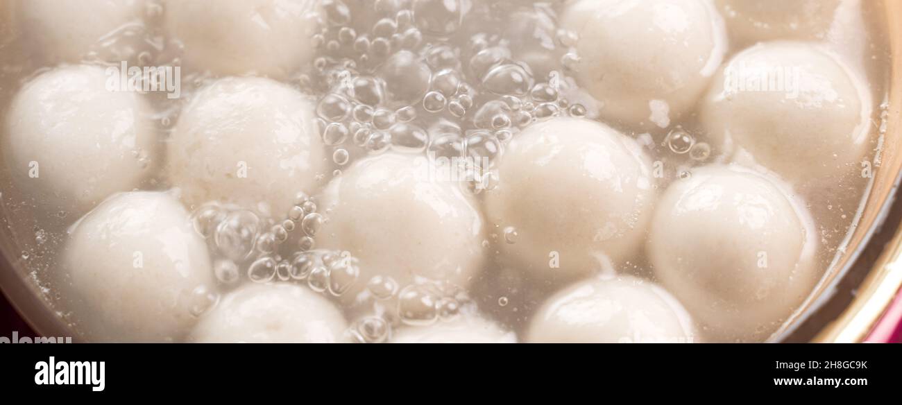 Kochen und Kochen traditionelle köstliche tangyuan, tang Yuan, Reisknödel Kugeln für die Wintersonnenwende und Yuanxiao Festival Essen. Stockfoto