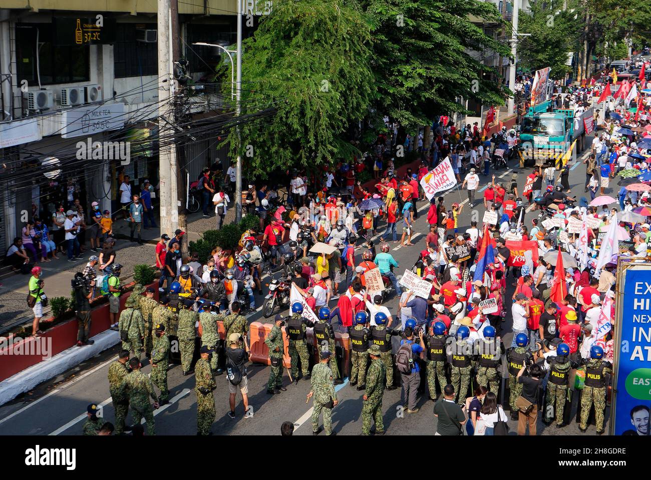 30. November 2021, Manila City, National Capital Region, Philippinen: Mehrere Arbeiter versammelten sich in Gruppen bei Welcome Rotonda am EspaÃÂ±A blvd. Die ArbeiterInnen werden aus Protest zu Ehren von Andres Bonifacio, einem Nationalhelden und Vater der philippinischen Revolution, marschieren. An diesem Tag von Andres Bonifacio werden sie in Richtung Mendiola marschieren, aber von der Polizei blockiert. Der protestmarsch wird abgehalten, um die wichtigsten Fragen für einen sicheren Arbeitsplatz aufzuzeigen, die Rote-Tagging-Kennzeichnung armer Sektorgruppen, ihre Rechte als Arbeitnehmer und die Freiheit von der korrupten Regierung der Duterte zu stoppen. (Bild: © George Buid/ZUMA Pr Stockfoto