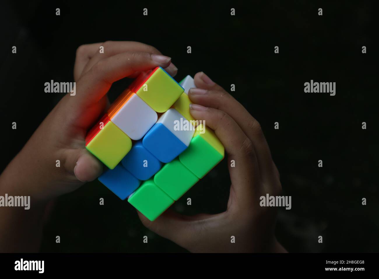Kleines Mädchen spielt Rubik, Sidoarjo, Indonesien - Dezember 19,2020. Stockfoto