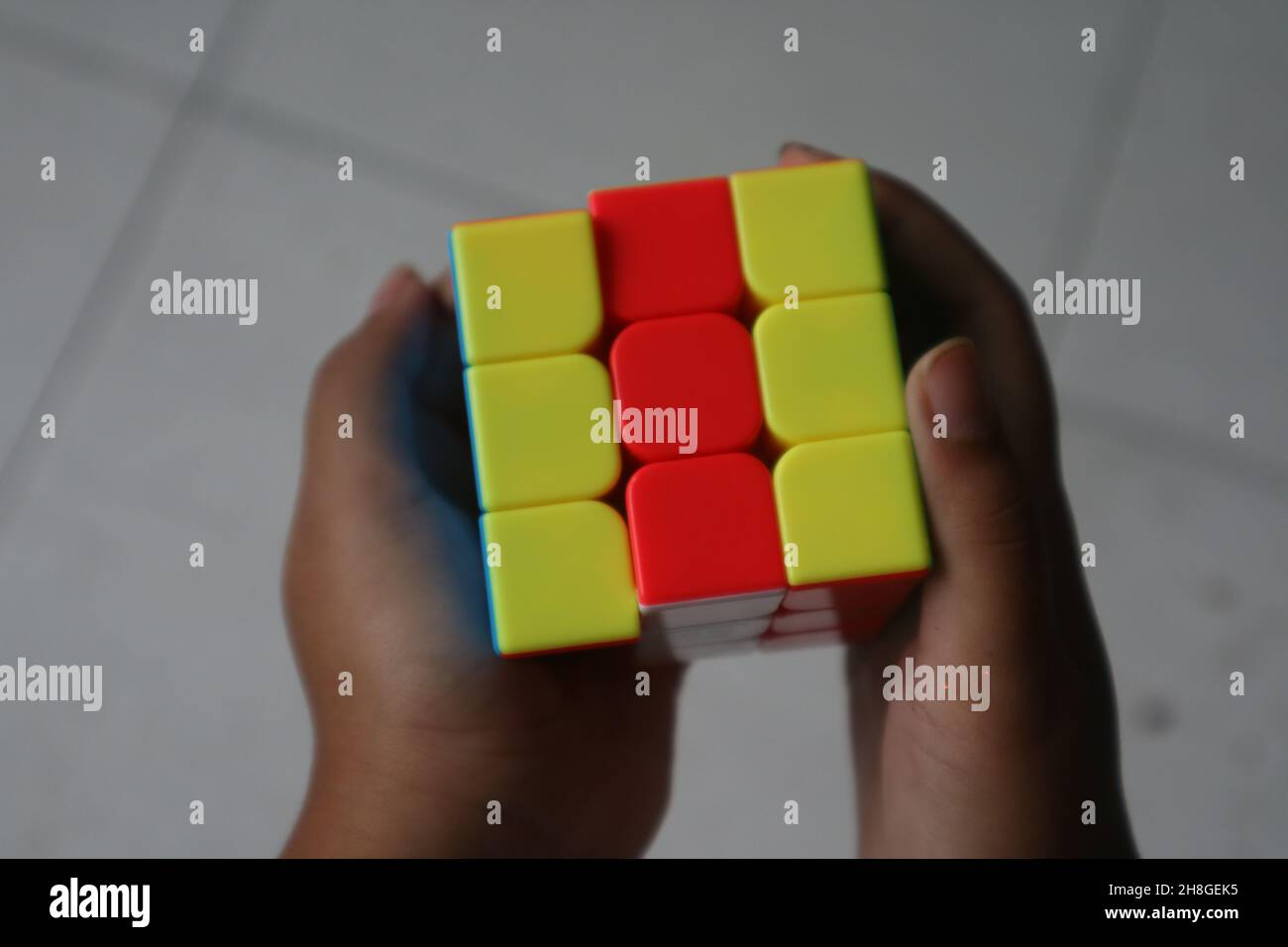 Kleines Mädchen spielt Rubik, Sidoarjo, Indonesien - Dezember 19,2020. Stockfoto