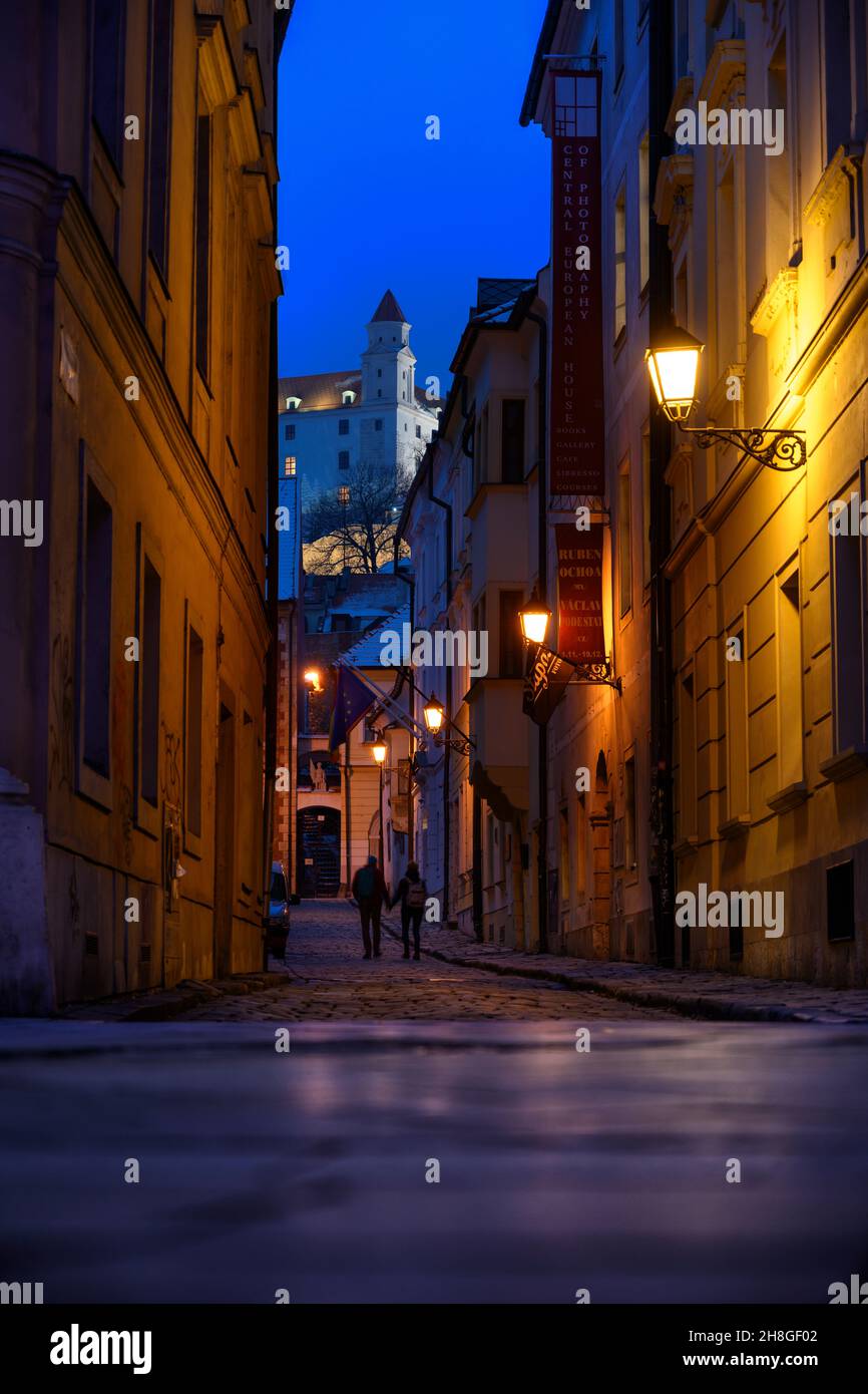 Altstadt von Bratislava bei Nacht umfasst die Altstadt das historische Zentrum und die angrenzenden Viertel. Stockfoto