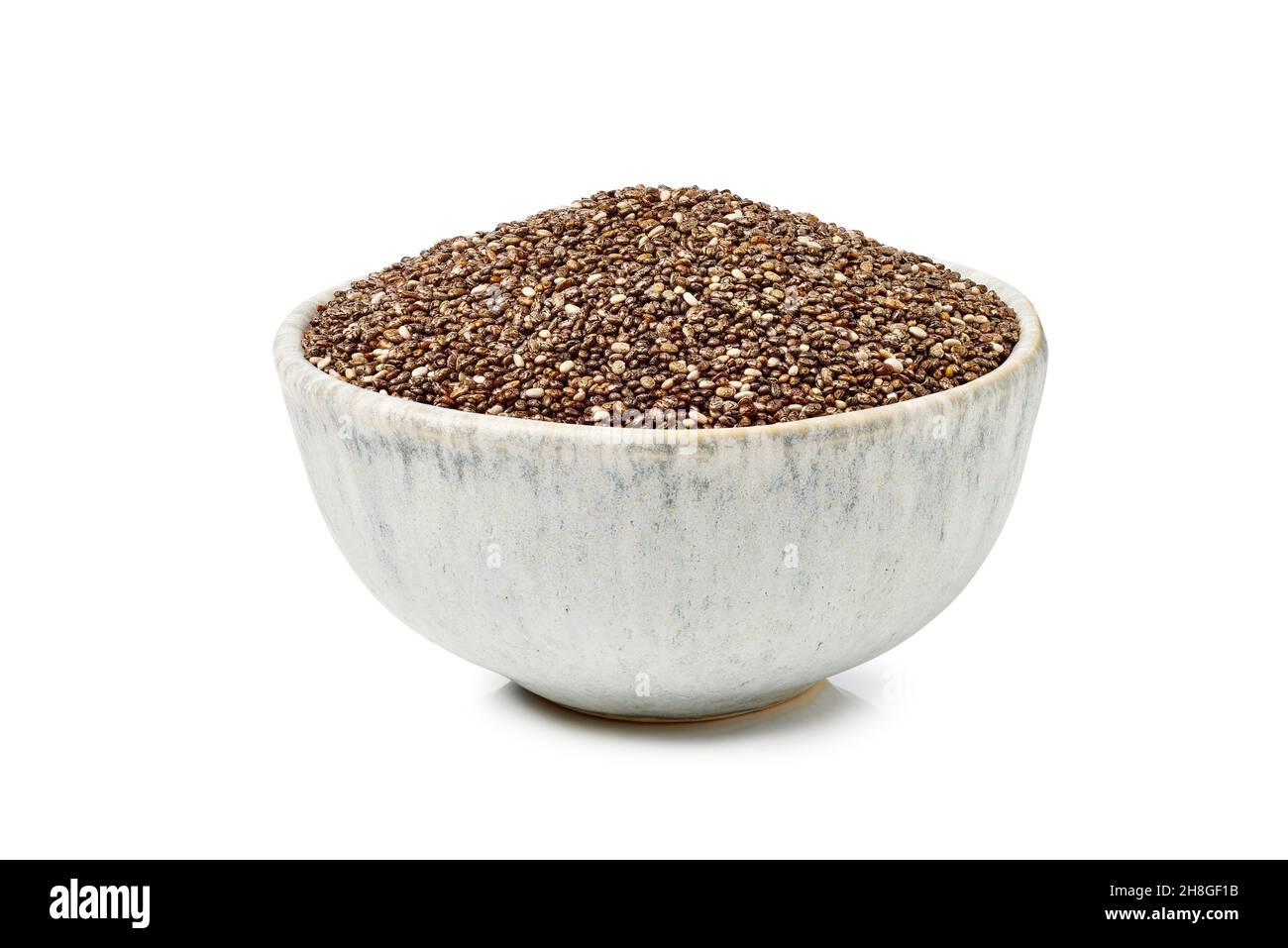 Chia Samen in Keramikschale auf weißem Hintergrund Stockfoto