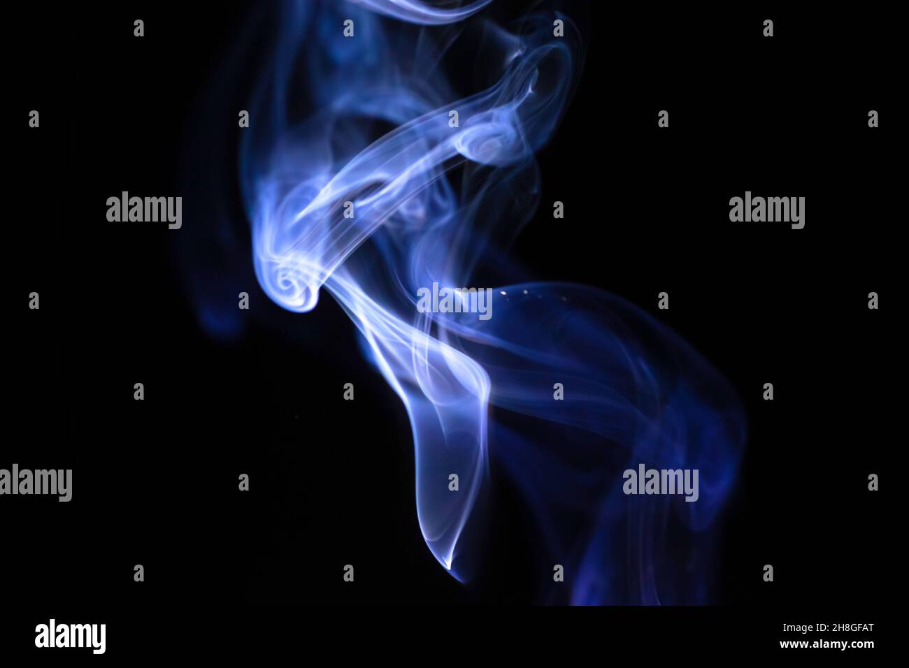 Abstrakter blauer Rauch auf einem Foto mit schwarzem Hintergrund Stockfoto