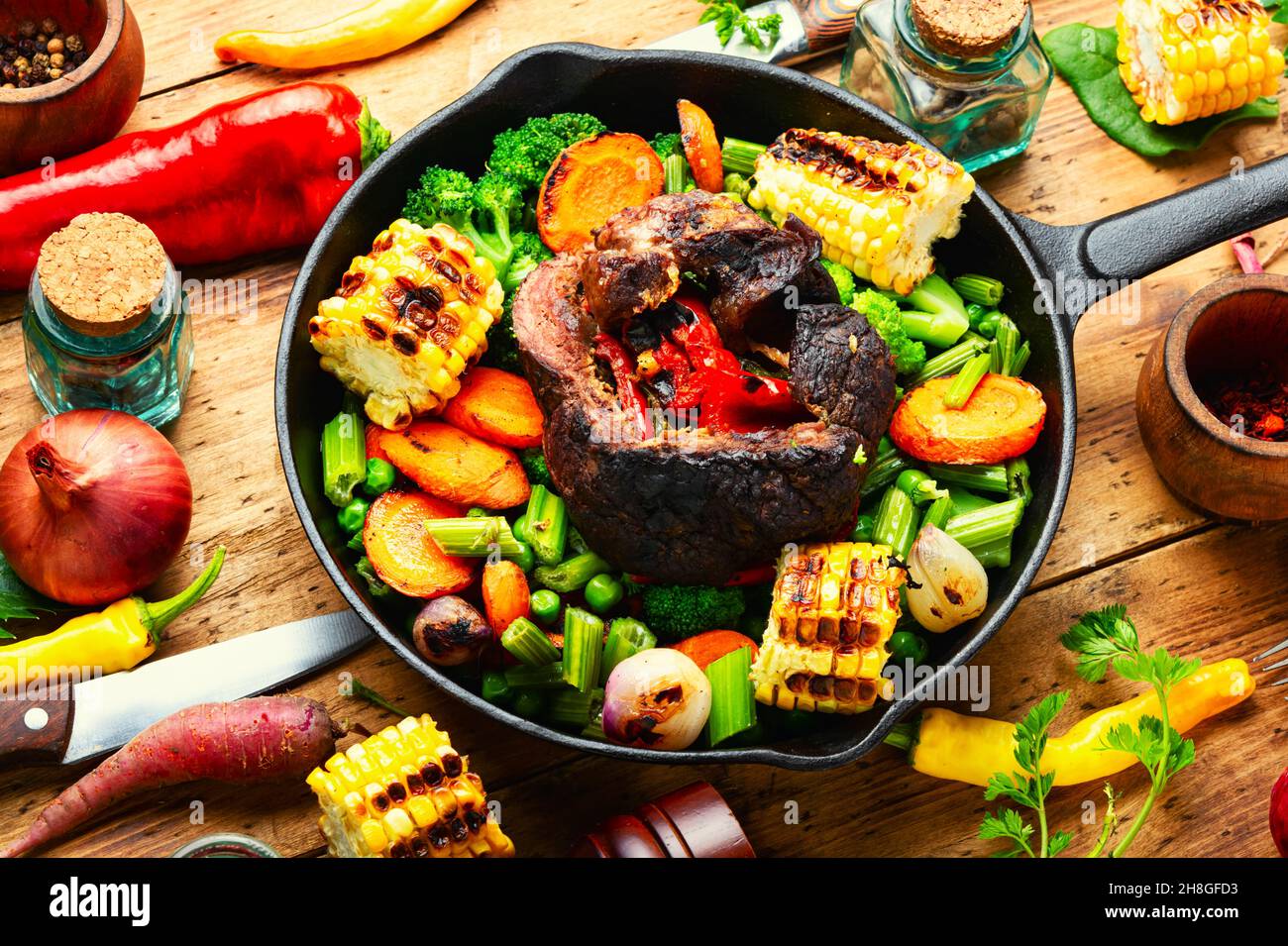 Rinderrolle gefüllt mit Gemüse.Kalbsbraten Stockfoto