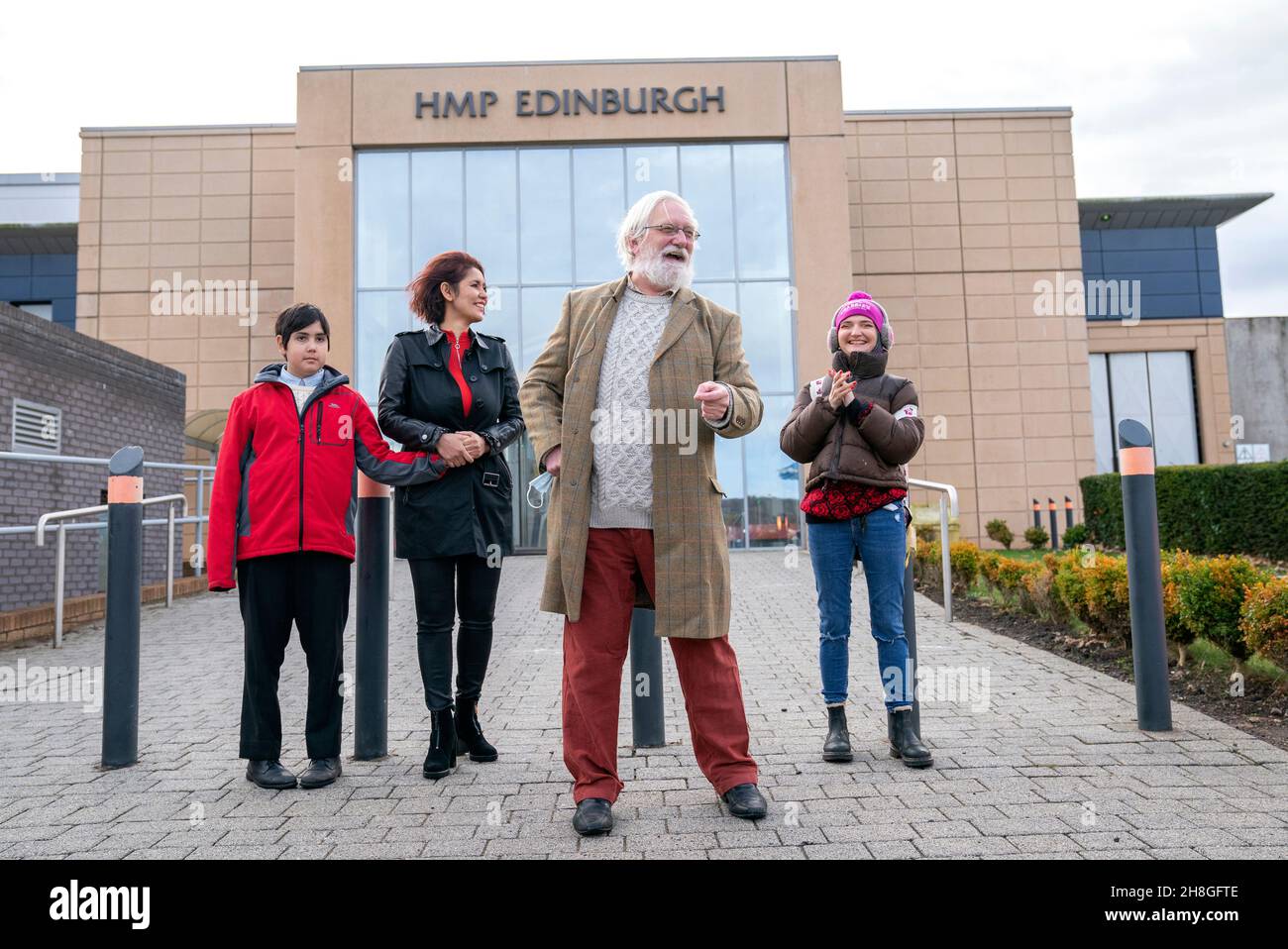 Craig Murray, der ehemalige britische Botschafter in Usbekistan, trifft seine Frau Nadira, seinen Sohn Cameron und seine Tochter Emily, als er aus dem HMP Edinburgh entlassen wird. Bilddatum: Dienstag, 30. November 2021. Stockfoto